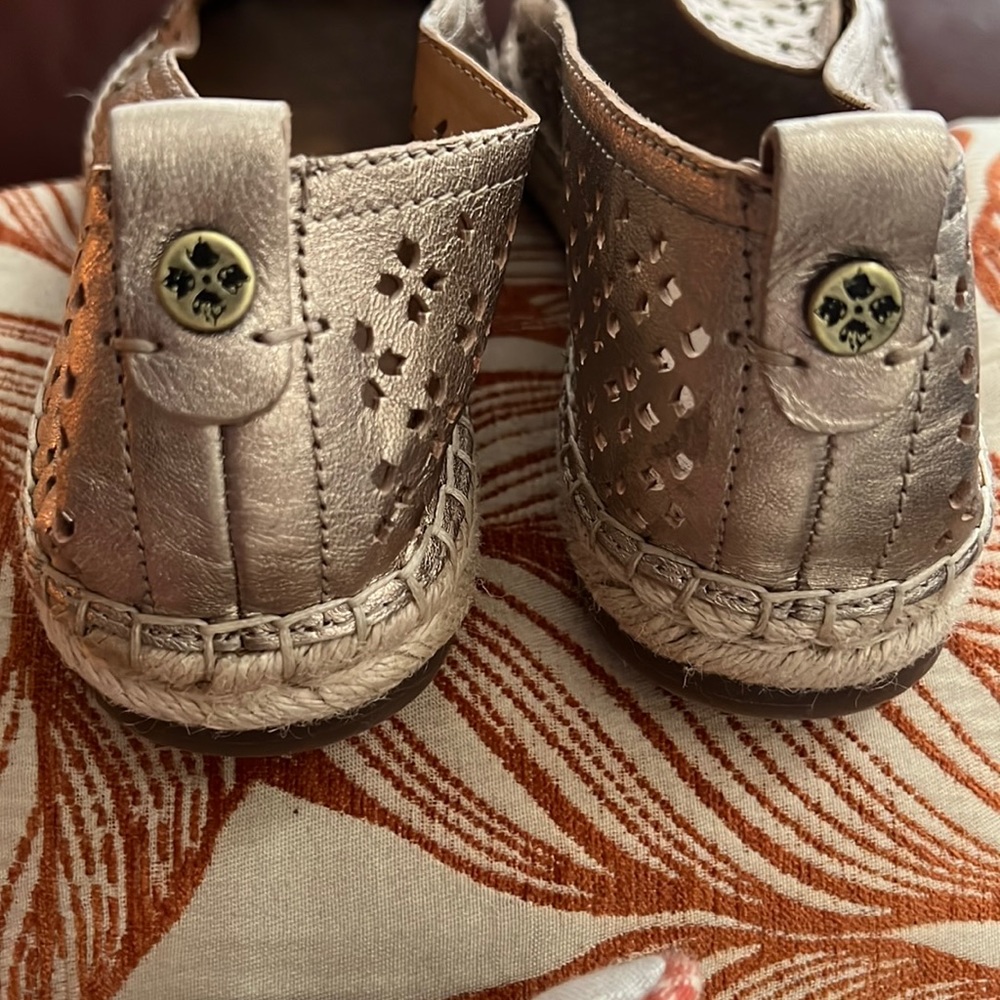 ⚜️⚜️Flat espadrille style with Soles.  SIZE 8